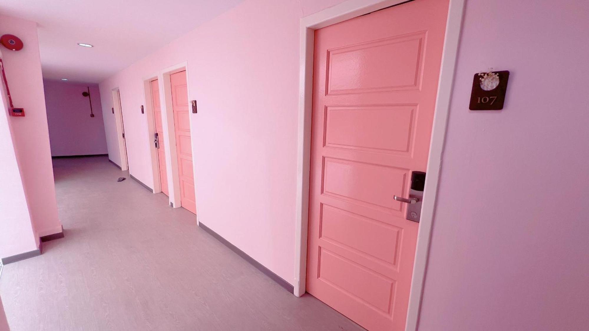 Pink Cabana Hotel George Town Exteriör bild