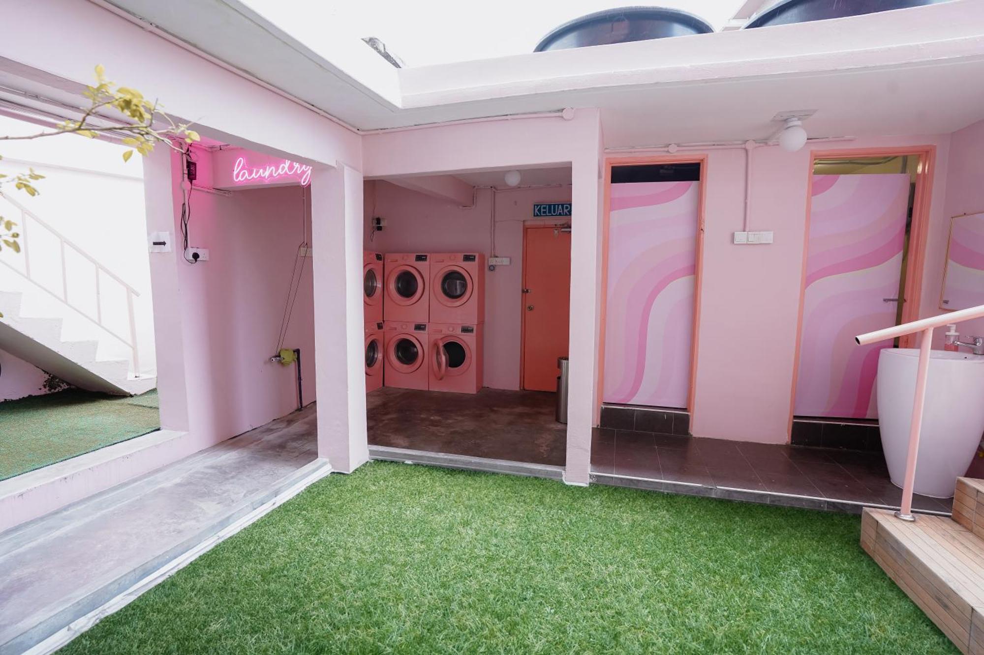 Pink Cabana Hotel George Town Exteriör bild